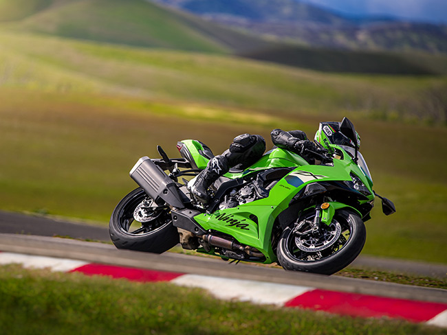 kawasaki ninja zx-6r on racetrack